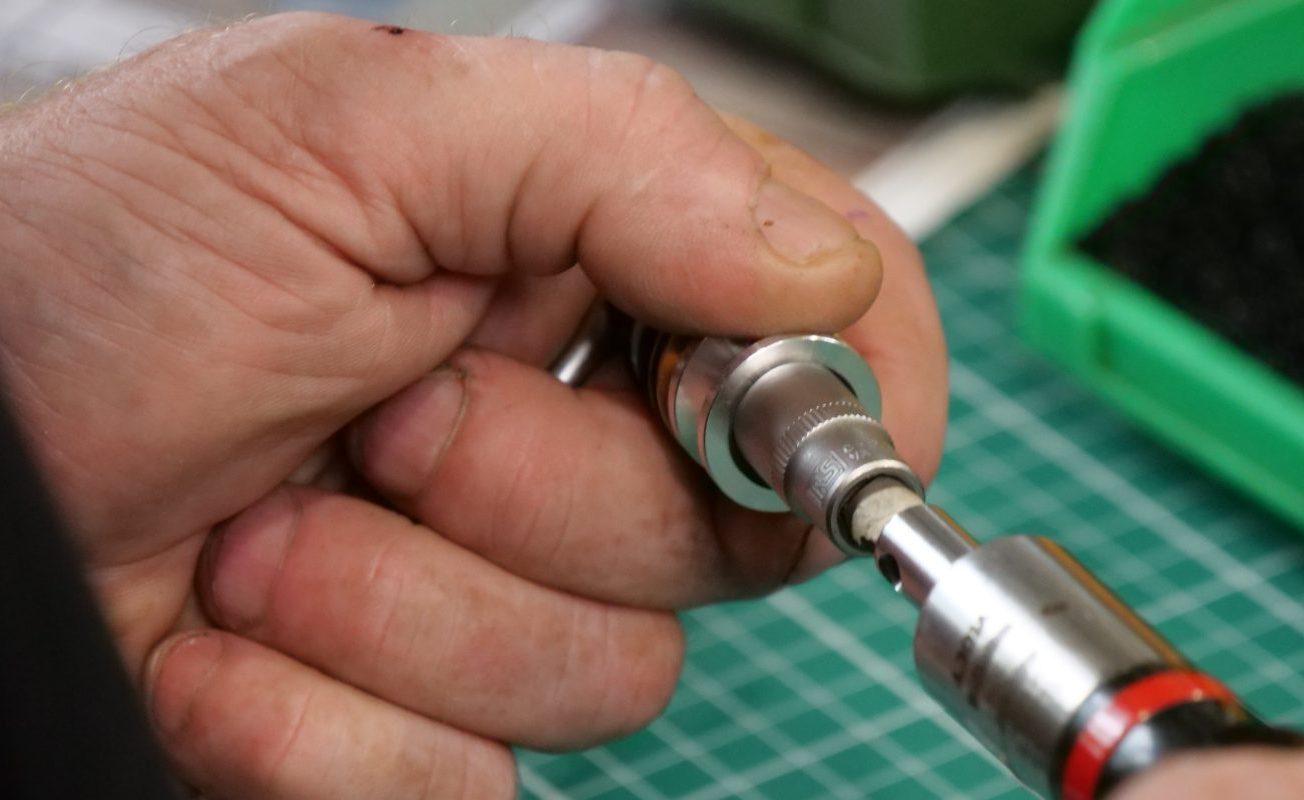 Étude de cas teleflow : gros plan sur une tâche de nettoyage, grattage d'un piston