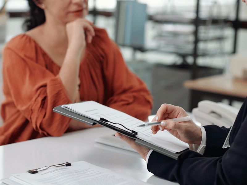 int&eacute;rim et handicap vs CDI vs CDD : illustration signature d'un contrat CDD