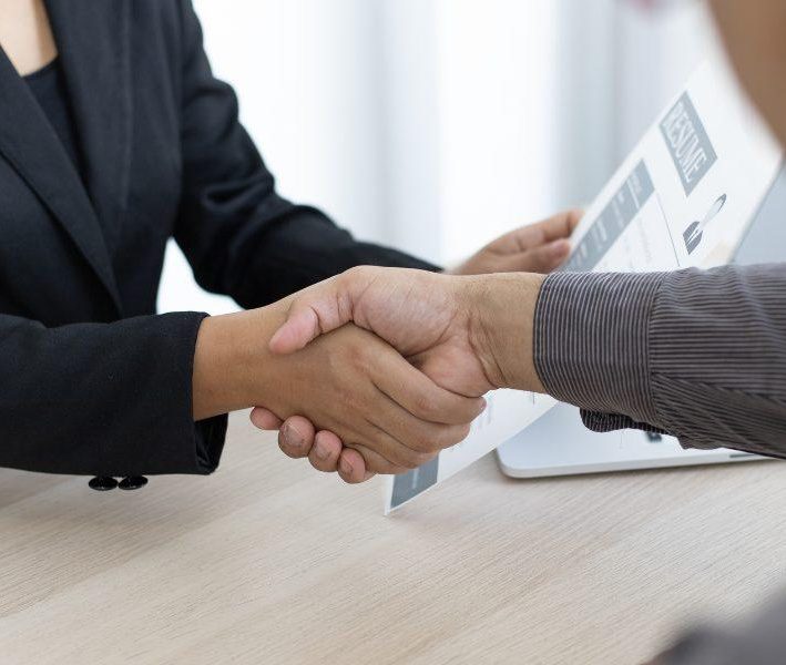 Expert en recrutement inclusif conseillant une entreprise sur l'embauche de travailleurs handicapés - Agence intérim à Saint-Etienne