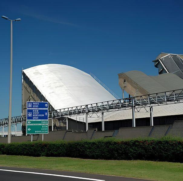 Activité économique à Clermont panneaux circulation vers siège Michelin