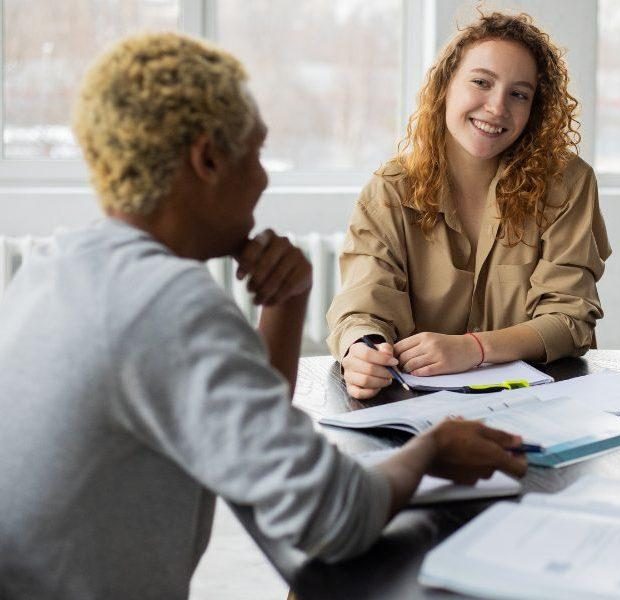 Conseiller Ithac Conseil & Recrutement accompagnant un candidat RQTH à Clermont-Ferrand